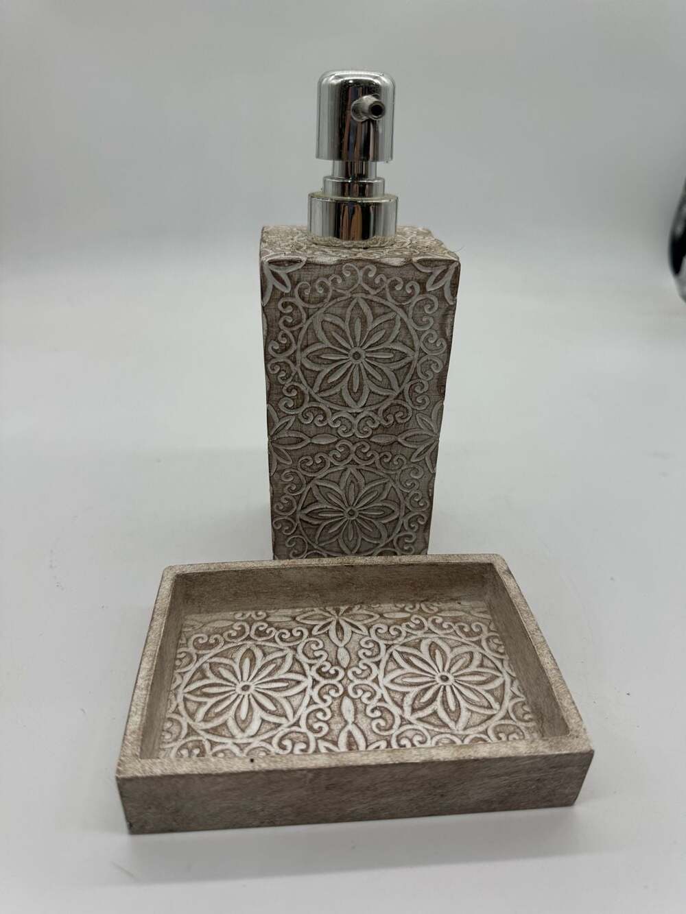 2 pc Bathroom Decor set